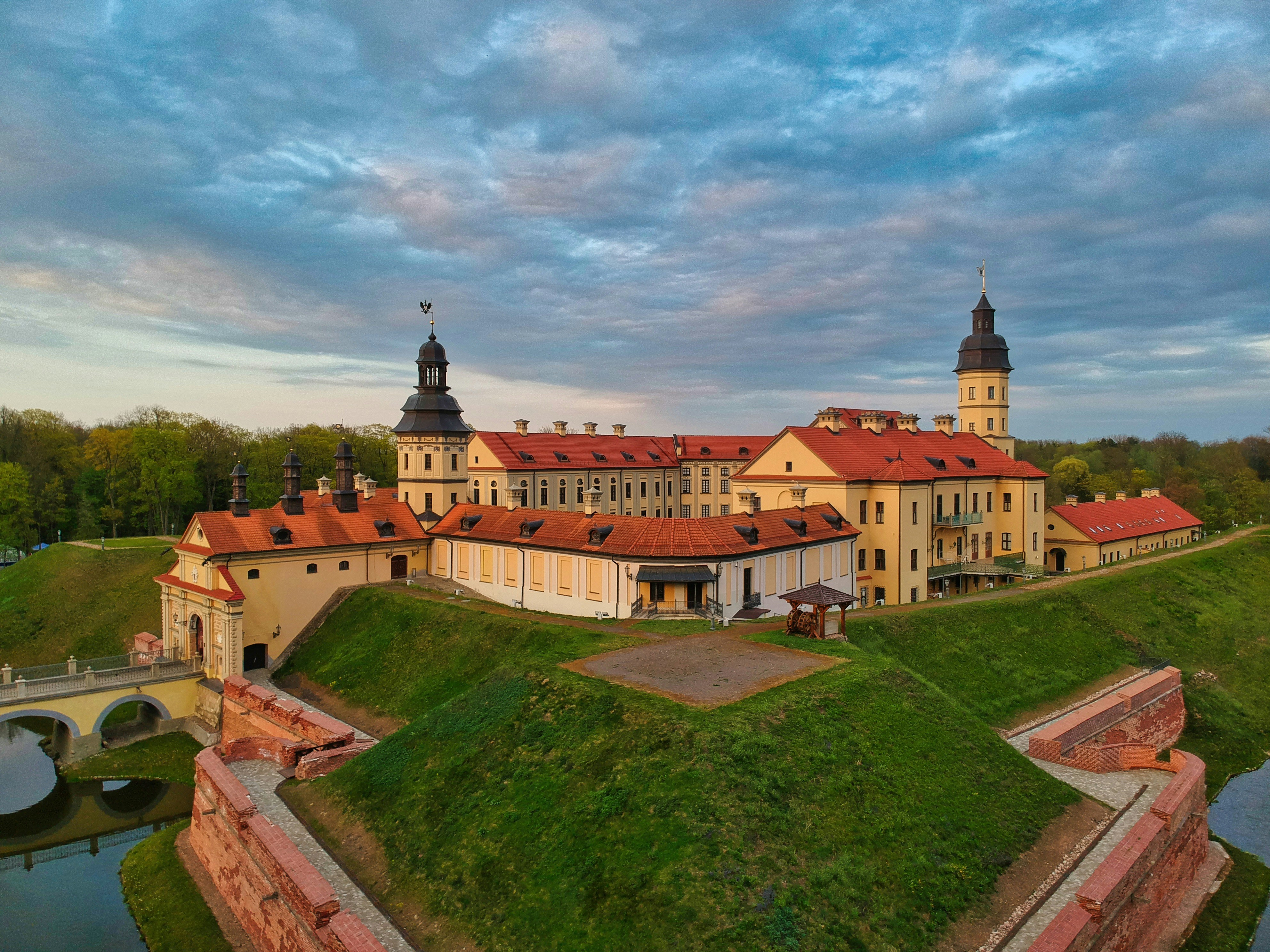 Niasvizh palace under cloudy sky — photo by Egor Kunovsky